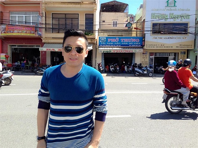 Lam Trường đang có buổi biểu diễn ở thành phố ngàn hoa Đà Lạt.