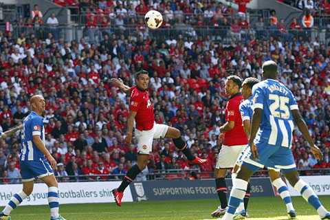 van persie đánh đầu ghi bàn