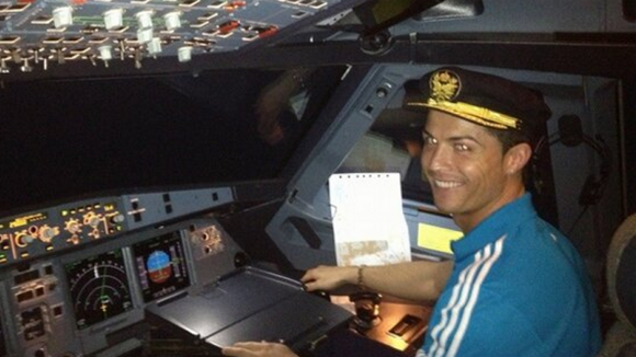 Ronaldo vào buồng lái chụp ảnh