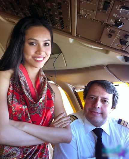 Hoàng My tạo dáng bên phi công