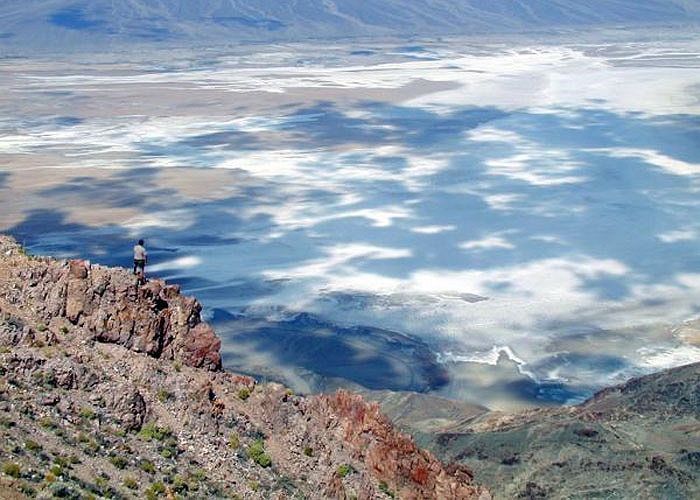 Thung lũng chết được mô tả là “con đường dẫn tới Địa Ngục” do nhiệt độ cực kỳ khắc nghiệt và những “sa mạc muối” rộng mênh mông của nó.