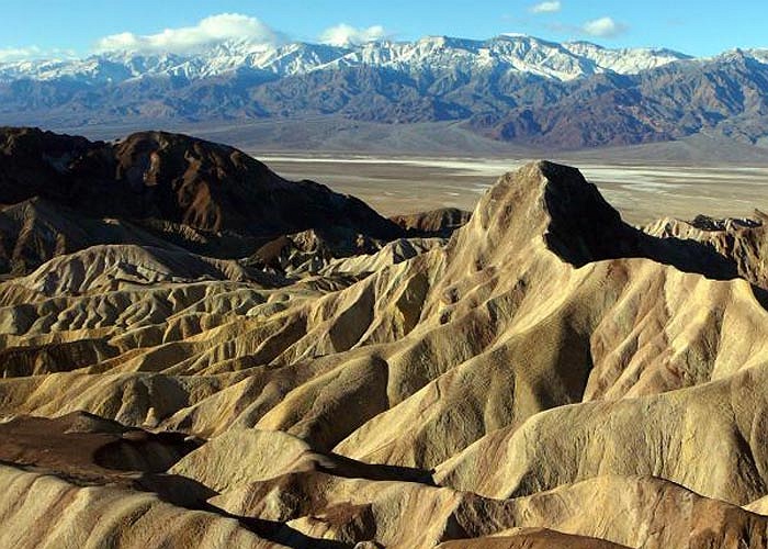 Mặc dù có rất nhiều dãy núi nhưng phần lớn diện tích của thung lũng này lại nằm dưới mực nước biển. Đây cũng được coi là nơi nóng nhất và khô cằn nhất ở Tây bán cầu.