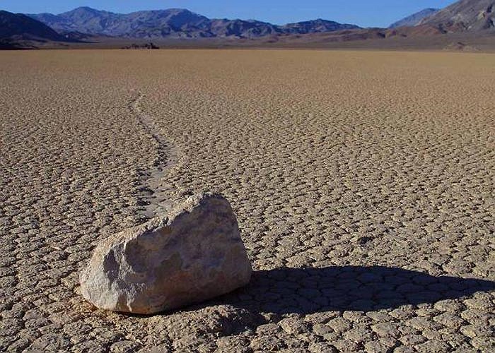 Nơi đây cũng nổi tiếng với “những tảng đá biết đi” bí ẩn. Chưa ai thực sự nhìn thấy các tảng đá di chuyển, nhưng những đường uốn khúc mà chúng để lại trên lớp bùn khô lại cho thấy rõ điều kỳ quái đó.