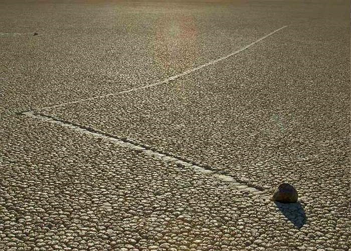 Nhiều tảng đá nặng đến 1 tấn lại có thể tự dịch chuyển quãng đường hàng cây số. Nhiều người cho rằng chính gió mạnh nơi đây đã giúp chúng trượt đi trên lớp bùn trơn.