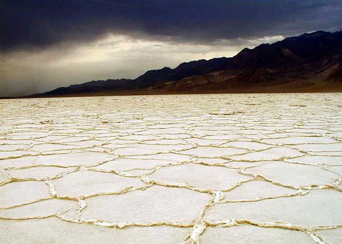 Vẻ đẹp kỳ lạ của những cánh đồng muối tại Thung lũng chết.