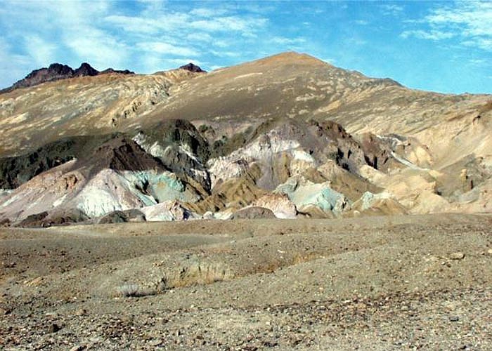 Nơi này được hình thành bởi hoạt động kiến tạo của hai dãy núi Amargosa và Panamint khoảng 30 triệu năm trước. Lớp đất đá cổ vẫn còn tồn tại trên bề mặt cho đến tận ngày nay.