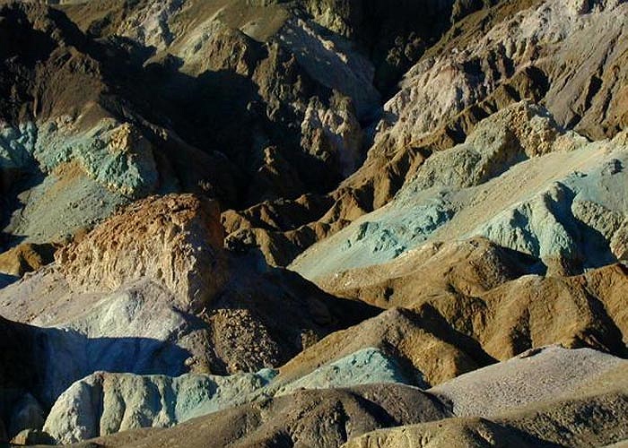 Những dãy đồi núi trơ trọi và bị xói mòn tạo nên cảnh quan kỳ lạ. Màu sắc của chúng chủ yếu là do những thành phần khoáng chất khác nhau.