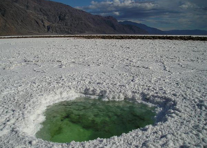 Lớp muối ở đây có thể dày từ 0,6-1 mét. Chúng được hình thành do trước đây thung lũng này là một hồ nước rất sâu, trải qua 10.000 năm thay đổi, nước trong hồ bốc hơi hết để lại một lớp muối dày.