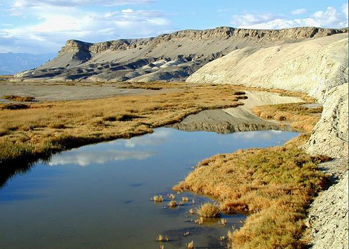 Một con lạch nhỏ chảy vào Thung Lũng Chết từ phía Bắc, tạo thành những vùng đầm lầy nhỏ. Nước ở đây có độ mặn gấp 2-3 lần so với nước biển.