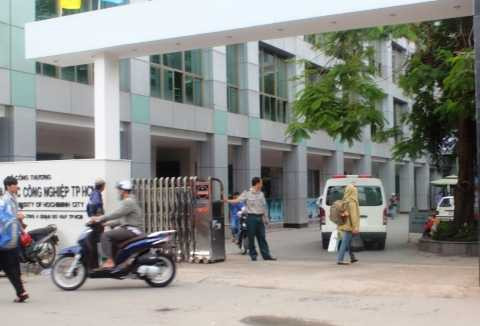 (VTC News) - Một thanh niên sau khi lẻn vào khuôn viên trường Đại học Công Nghiệp TP.HCM đã leo lên khu X, bất ngờ gieo mình xuống đất tử vong.