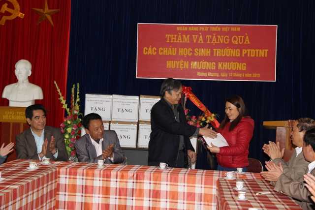 VDB trao quà cho huyện bị mưa đá