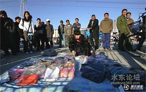 Ngải Đông Mai- do chấn thương trong khi luyện tập, đôi chân của cô đã bị tàn phế và phải kiếm sống bằng nghề bán rong, thu nhập cả gia đình chỉ có 1.300 tệ (khoảng 4 triệu đồng).