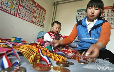 Năm 2007, cô mở blog cá nhân công khai rao bán những tấm huy chương đang có. Nhờ sự giúp đỡ, cô mở được một cửa hàng quần áo. Tuy nhiên, do làm ăn khó khăn, cô về quê làm công nhân đốt lò cho trạm xe lửa.