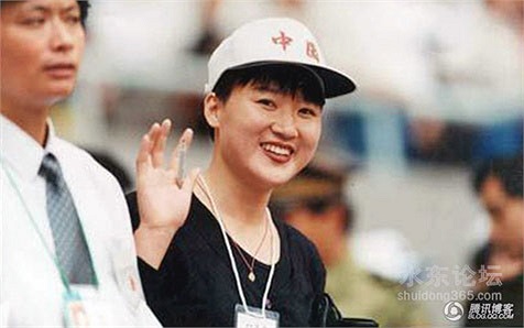 Lý Dĩnh cựu đội trưởng đội tuyển điền kinh Trung Quốc. Tháng 4/1998, sau 1 tuần mất tích, xác cô được tìm thấy ở hồ chứa thuộc khu vực Kì Bàn San, tỉnh Thẩm Dương.