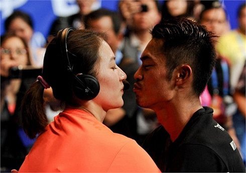 Anh chia sẻ niềm vui bên vợ của mình.