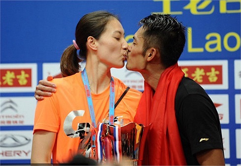 Trong trận chung kết, tay vợt người Malaysia Lee Chong Wei bị chấn thương nặng và phải bỏ cuộc ở set thứ ba khi tỷ số đang là 20-17 nghiêng về Lin Dan.