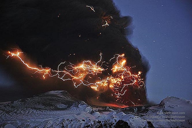 Còn màn đêm bao la dường như bị xé toạc bởi những chớp sáng khổng lồ trên miệng núi lửa. 