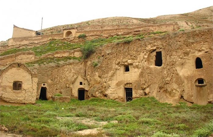 Điển hình là hệ thống “nhà hang” ở phía Bắc Trung Quốc, được xây dựng từ thiên niên kỷ thứ hai TCN và vẫn còn được sử dụng đến tận ngày nay.