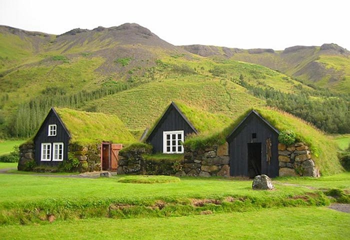 Những ngôi nhà lợp cỏ hòa mình vào khung cảnh đồi núi thiên nhiên ở Iceland dường như bước ra từ cổ tích.