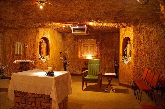 Thị trấn Coober của Australia nổi tiếng với việc khai thác Opal và những ngôi nhà trong lòng đất.
