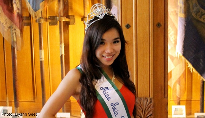 Liyann Seet, 22 tuổi, đến từ Singapore đã giành ngôi vị quán quân tại cuộc thi Petite World 2013. 