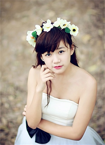 Cô gái học trường THCS Thịnh Quang (Hà Nội) - Lê Kiều Oanh khiến không ít người thích thú bởi vẻ đẹp trong sáng