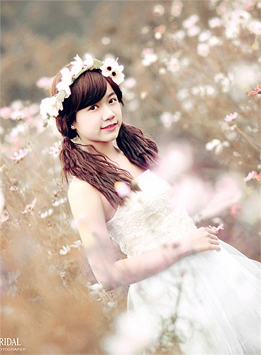 Cô bé cũng làm mẫu ảnh.