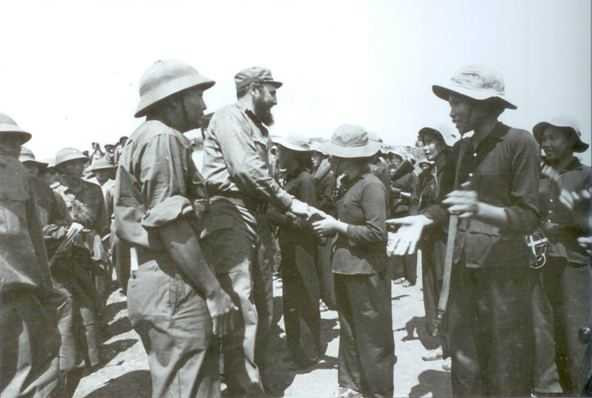 Chủ tịch Fidel Castro bắt tay những nữ du kích Gio Linh, Quảng Trị.