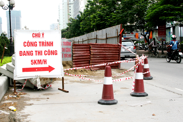 Một cảnh bừa bộn trước công trình làm đường xe bus nhanh. Ảnh Đoàn Tân