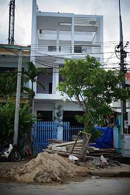 Nhà của ông Phan Tấn Nghị, Phó chánh Thanh tra Nhà nước tỉnh Quảng Nam đang trong giai đoạn hoàn thành, mặt chính nằm trên đường Nguyễn Đình Chiểu.