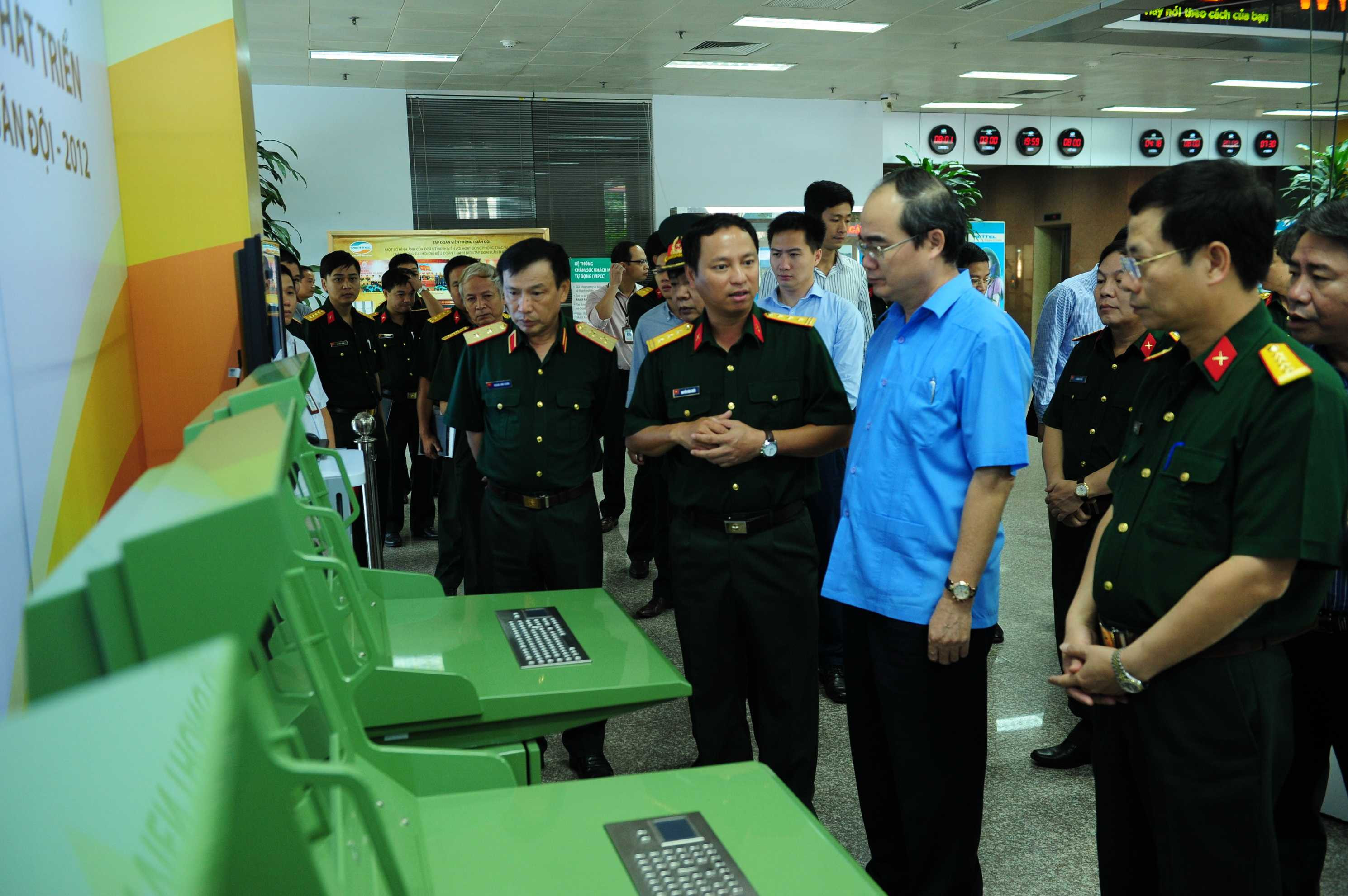 Ông Nguyễn Đình Chiến – Viện trưởng Viện nghiên cứu phát triển Viettel đang thuyết trình về hệ thống quản lý vùng trời mới do Viettel thiết kết và sản xuất.