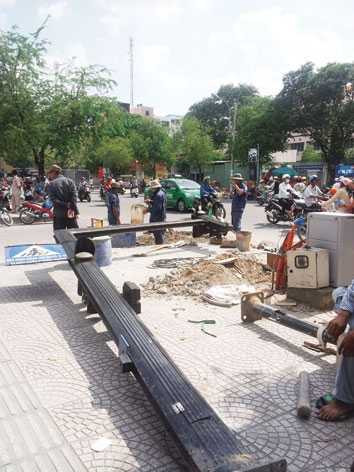 Tốn cả nghìn tỷ đồng đầu tư xây dựng..., nhưng người dân vẫn bất an với nhiều công trình công cộng. Ảnh: Quang Minh.