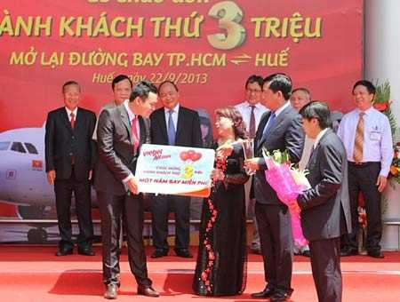 Bộ trưởng Đinh La Thăng đích thân trao quà tặng "một năm bay miễn phí" cho hành khách thứ 3 triệu của VietJetAir