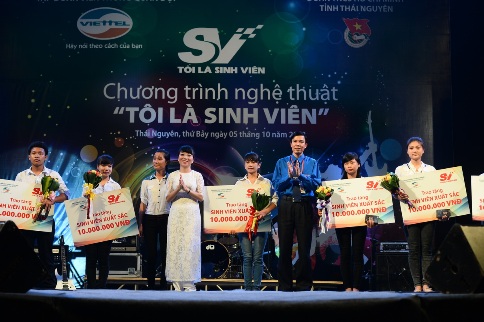  10 sinh viên nghèo, vượt khó, học giỏi được nhận học bổng trị giá 10 triệu đồng/người.