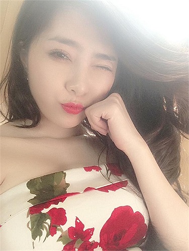 Trong những bức ảnh mới nhất, Quỳnh Nga khoe làn da trắng bóc không tì vết không khác gì Ngọc Trinh.