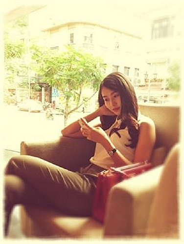 Hoa hậu Đặng Thu Thảo ưu tư trong nắng chiều.