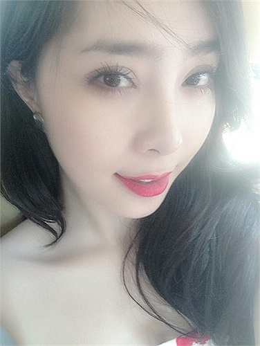 Quỳnh Nga trắng lên trông thấy.