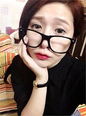 Vân Navy đeo kính ngộ nghĩnh.