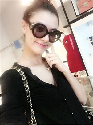 Hồng Quế tranh thủ mua sắm nhân ngày trời đẹp.