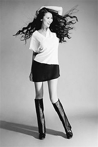 Người đẹp Thái Hà khoe váy mới.