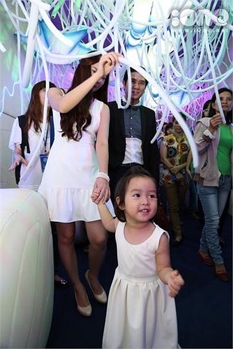 Vợ chồng Lưu Hương Giang, Hồ Hoài Anh lần đầu tiên công khai cô con gái đáng yêu hai tuổi có tên gọi dễ thương ở nhà là Mina.