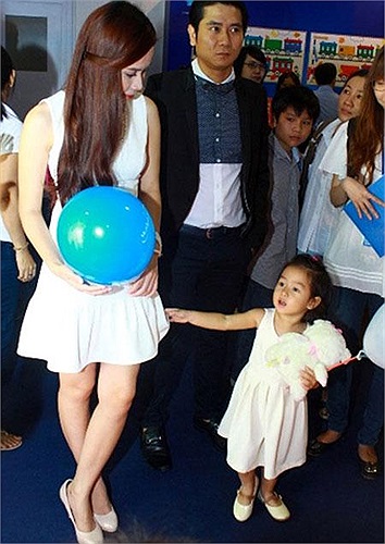 Mina rất đáng yêu và không hề bỡ ngỡ trước đám đông.