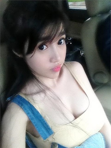 Người đẹp ngực khủng dường như đã tiết chế hơn trong cách ăn mặc khoe vòng một lộ liễu như bình thường.