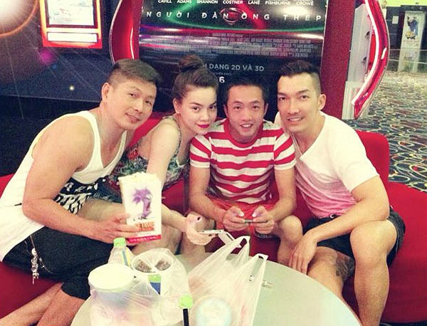 Một người bạn đăng ảnh 'giải trí lành mạnh tối thứ 7' cùng vợ chồng Hồ Ngọc Hà, đi xem phim The Great Gatsby.