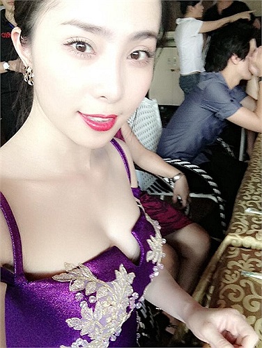 Quỳnh Nga khoe da trắng ngần.