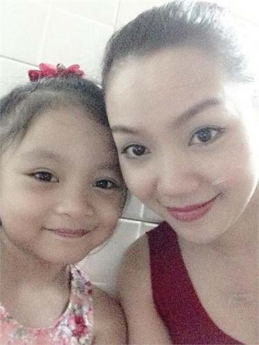 Ngọc Anh chụp ảnh cùng cô con gái xinh xắn.