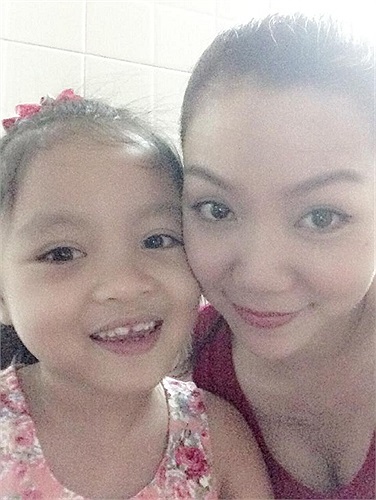 Hai mẹ con cùng tạo dáng.