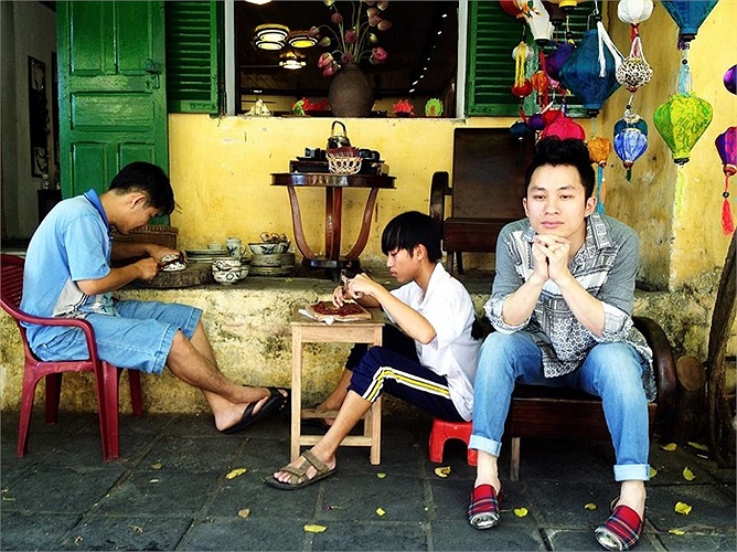 Tùng Dương trẻ hóa đeo kính rất xì tin.