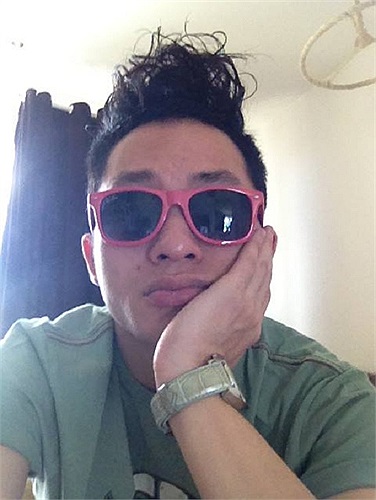 Phút trầm tư bên phố cổ Hội An của Tùng Dương.