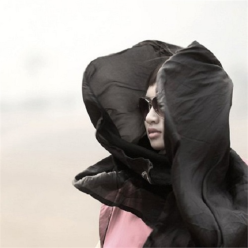 Khánh Linh lạ lẫm trong bức ảnh mới.